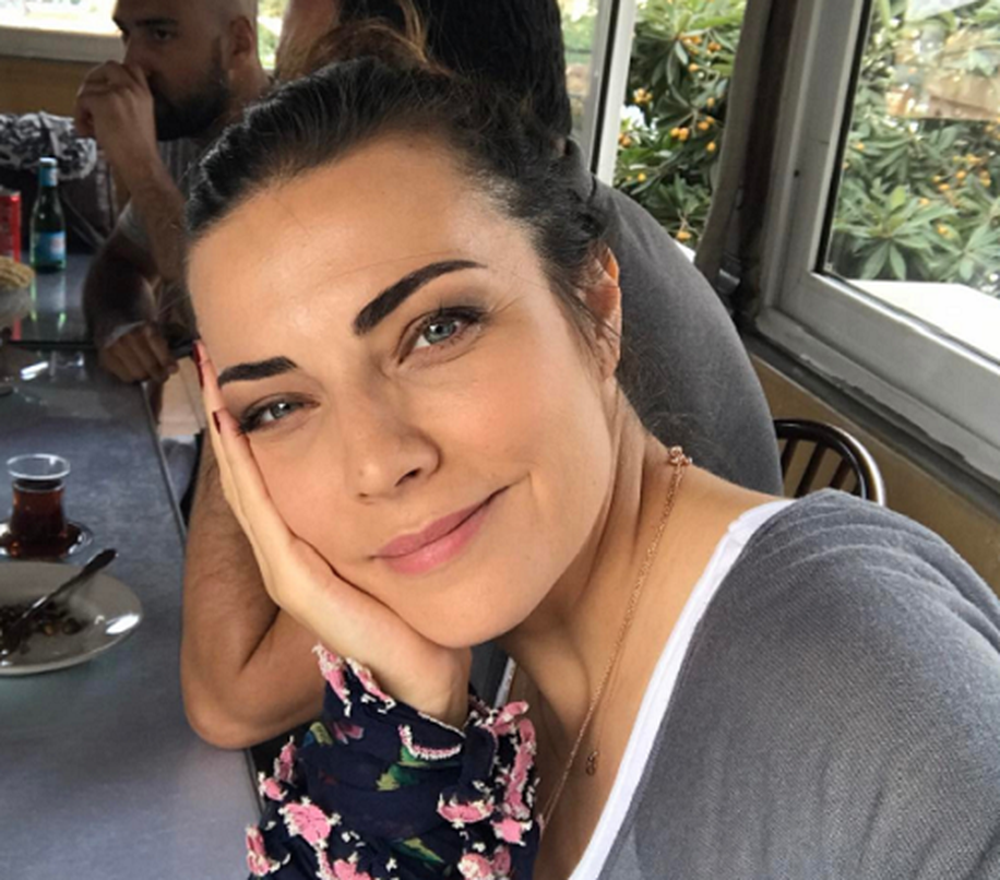 Burcu Kara Hamileliğinde Bol Bol Hurma Yiyor!