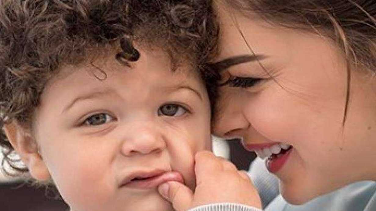 Pelin Karahan 4 Kişilik Ailesinin Fotoğrafını Paylaştı!