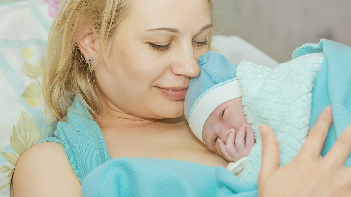 Annelerin Sıcacık Kucağının Gücü: Prematüre Bebeklerde Kanguru Bakımı